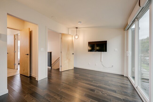 Building Photo - Gorgeous 3Bed/2.5 Bath Townhome in Queen Anne!