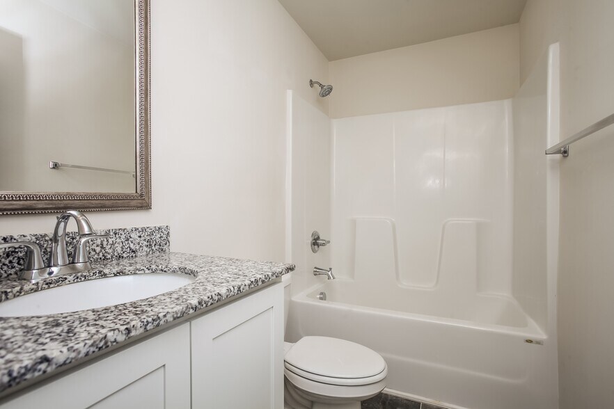 Building Photo - 1217 Lakeshore Dr