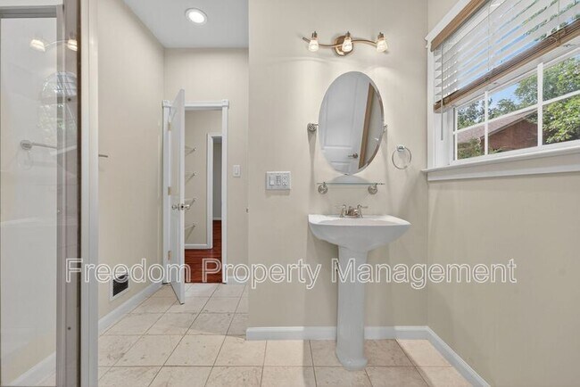 Building Photo - 8513 Thomas Dr