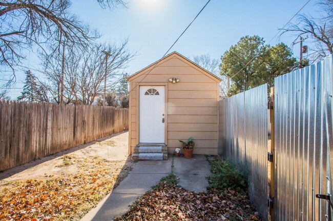 Building Photo - Lovely Rear Unit with a Yard!