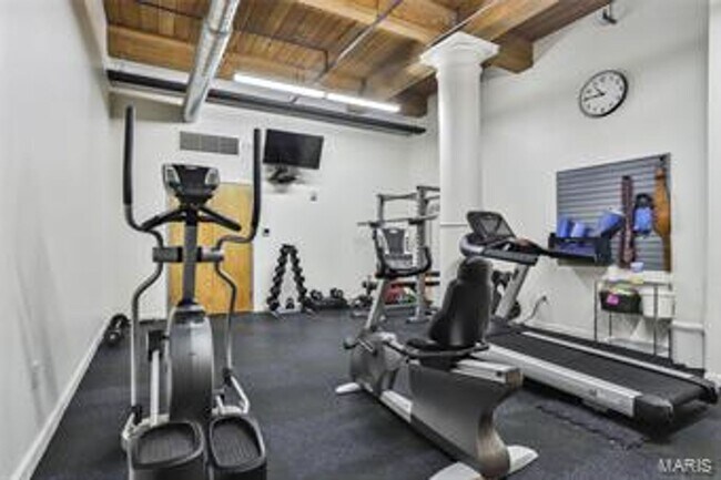 Building Photo - Live in the Heart of the Downtown Loft Dis...
