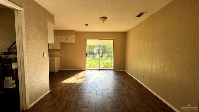 Building Photo - 10 Tulipan Dr