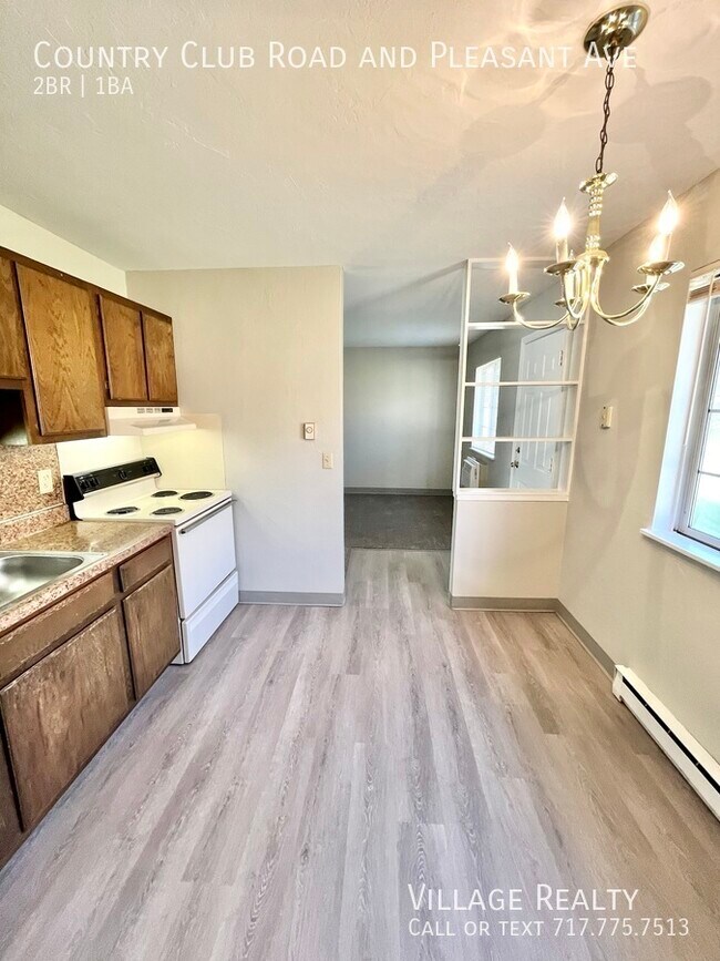 Building Photo - 605 Country Club Rd