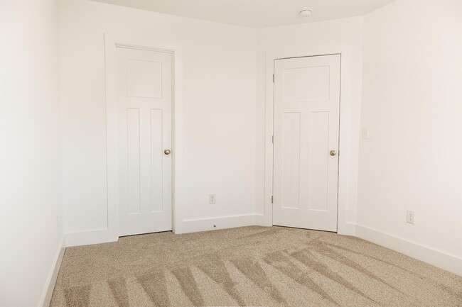 Building Photo - 528 Nova Ln