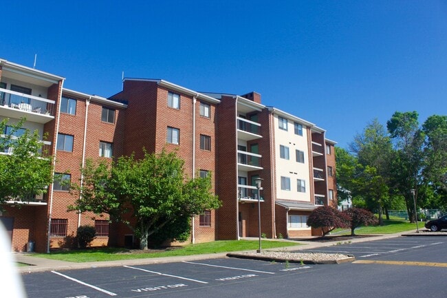 Building Photo - Great Two Bedroom Condo Available - 1010-5 Blueridge Dr.