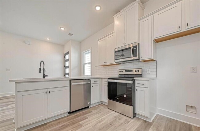 Building Photo - 8405 Schneider St