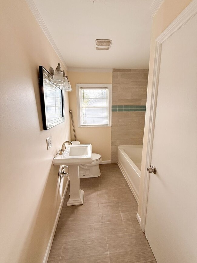 Building Photo - 908 E Park Ave