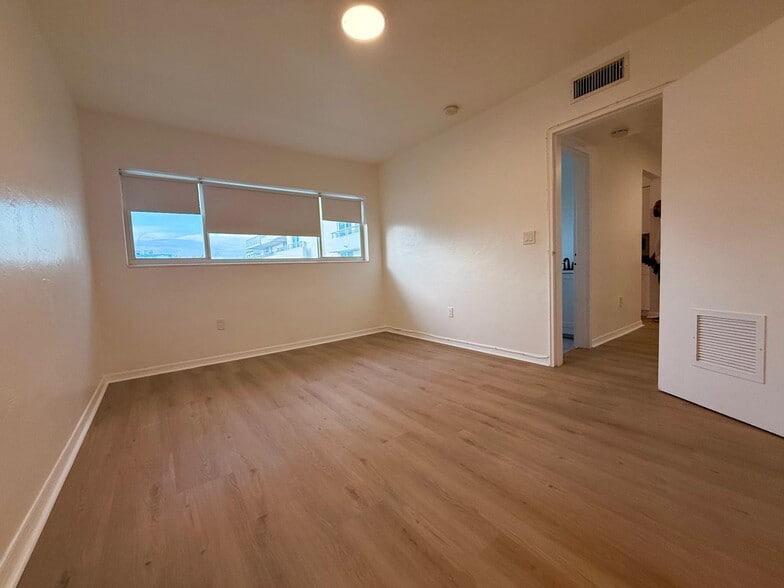 Building Photo - 10001 W Bay Harbor Dr