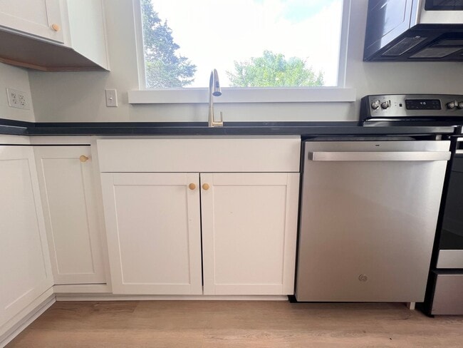 Building Photo - 810 Stonehenge Ave