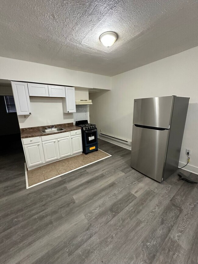 Building Photo - Newly renovated First floor 1 bedroom available