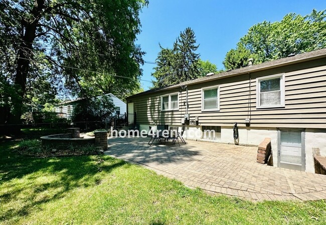 Building Photo - Beautiful Hardwoods w Fenced-in Yard!