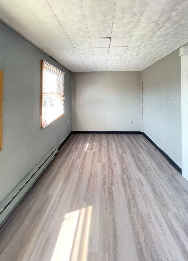 Building Photo - Charming 1-Bedroom Apartment Near Ball Sta...