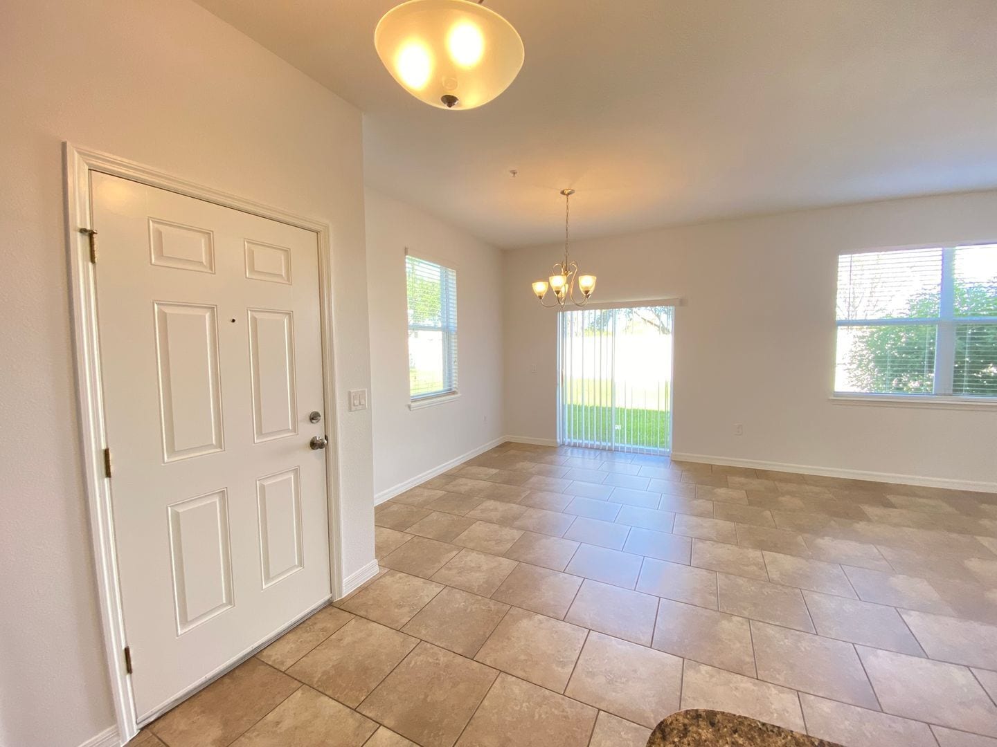 Building Photo - 3 Bedroom / 2.5 Bath / 2 Car Garage Townho...