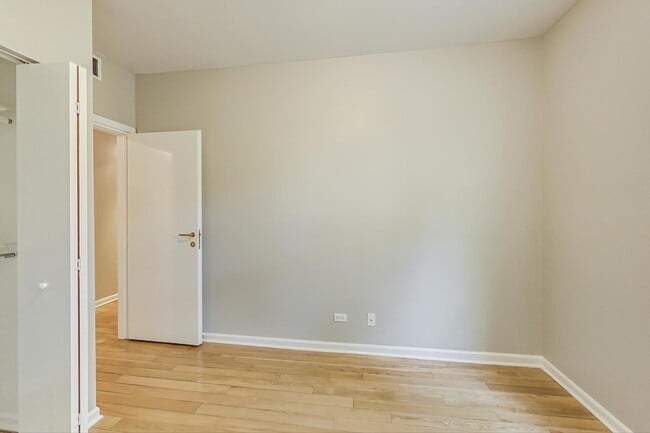 Building Photo - Gorgeous 2 Bed, Plus Sunroom/Office, 1 Bat...
