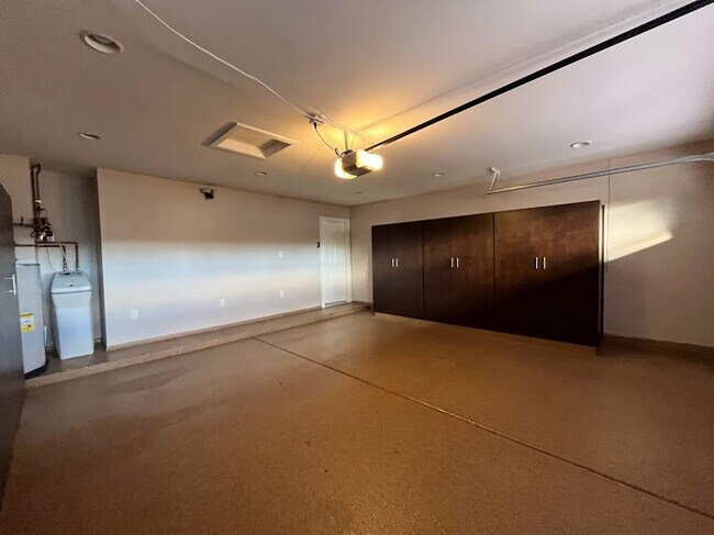 Building Photo - Elegant North Glendale Retreat with Premium Upgrades