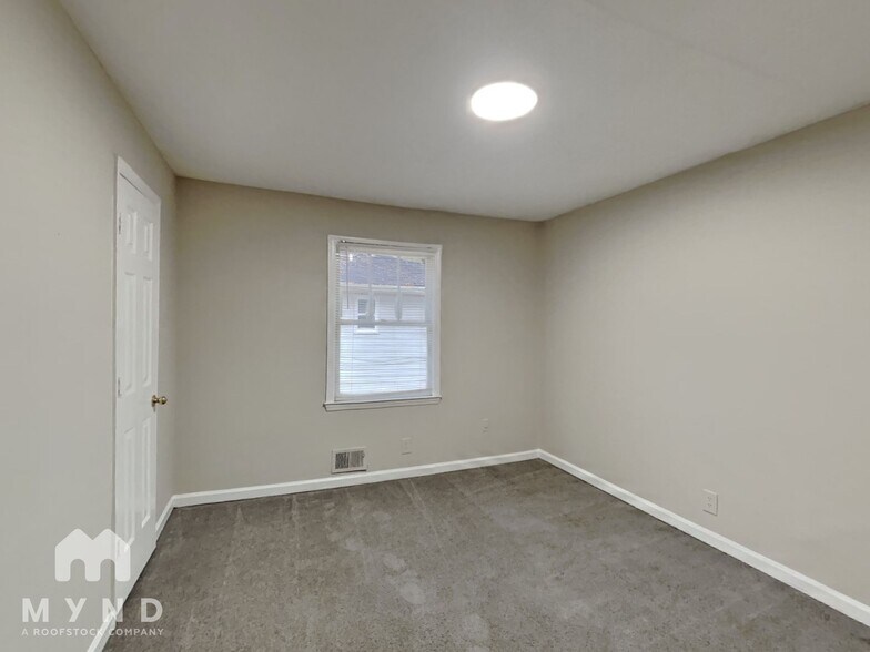 Building Photo - 593 Cedar Ave NW