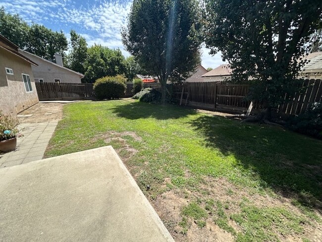 Building Photo - 3 Bedroom 2 bathroom home on NE Visalia cu...