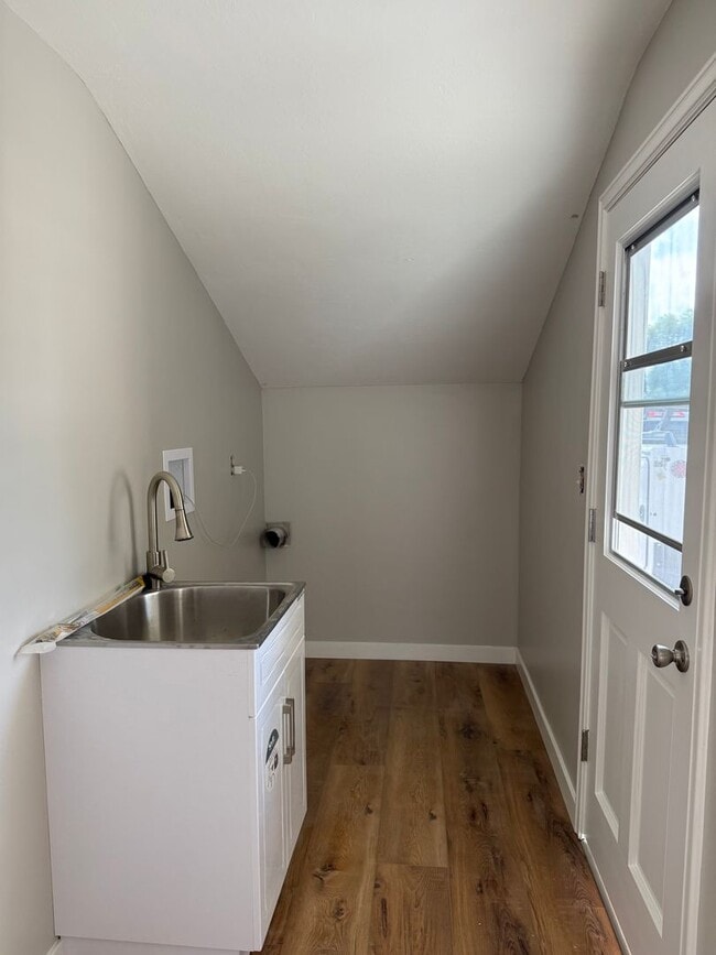 Building Photo - 3 bed, 2 bath single story home - JUST REM...