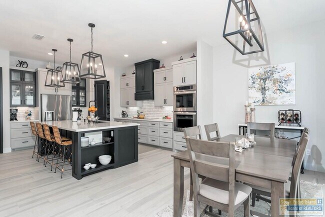 Building Photo - 100 Torrey Pines Dr