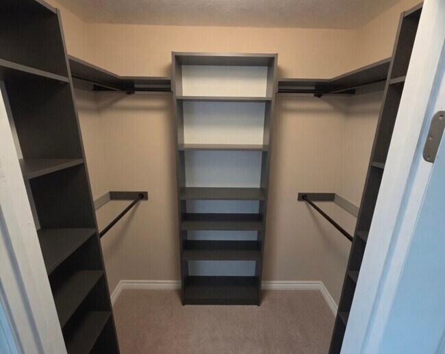 Building Photo - 3 Bed Updated Condo