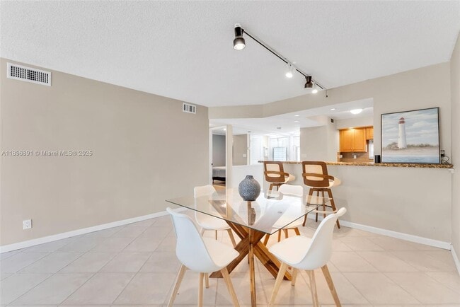 Building Photo - 9811 N Hollybrook Lake Dr