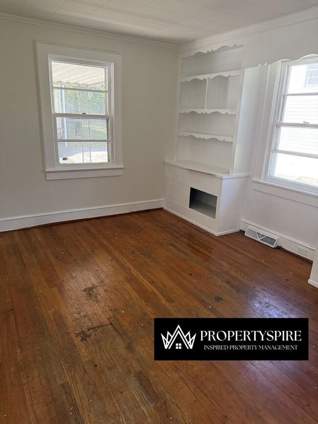 Building Photo - Charming 3 Bed 2 Bath Room Home In Salisbu...