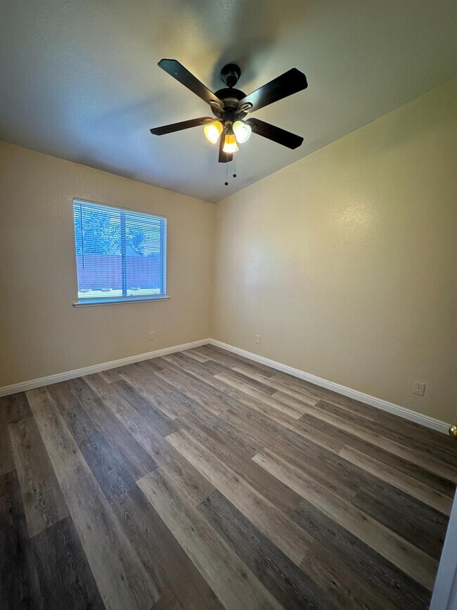 Building Photo - 5560 N Ellendale Ave