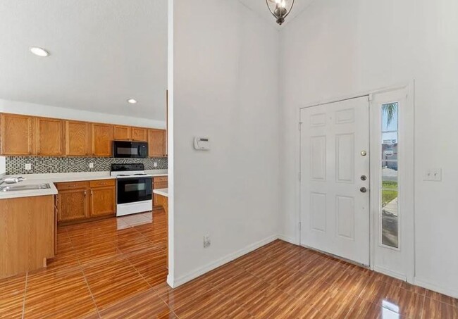 Building Photo - Beautiful 3 Bed and 2 Bath POOL HOME in Ki...