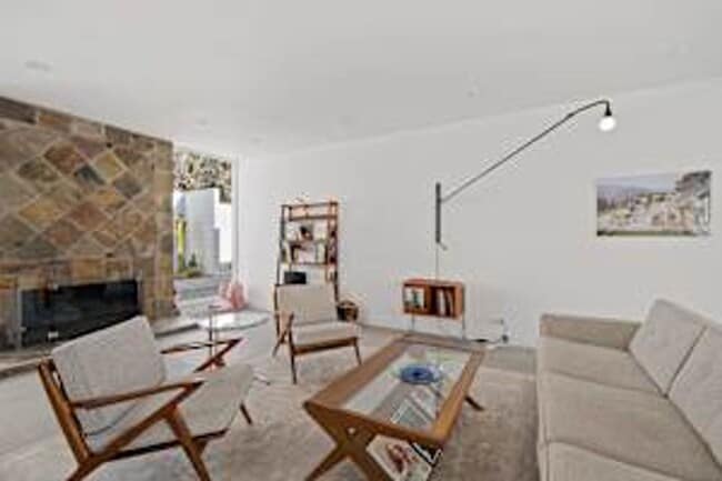 Building Photo - 5 bedroom 5 bath Available for Short Term ...