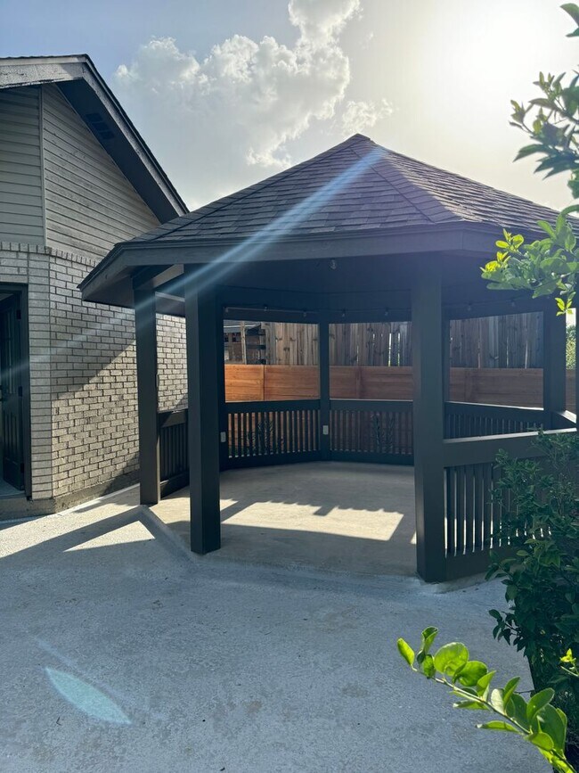 Building Photo - 1703 Terrace Dr