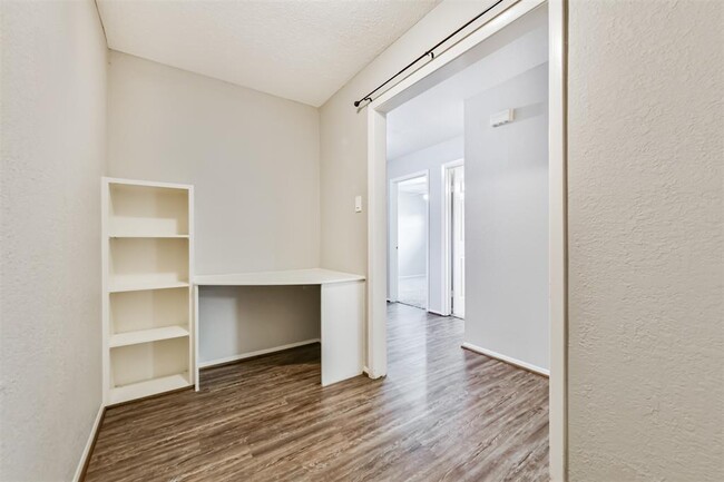Building Photo - 1105 Velma St