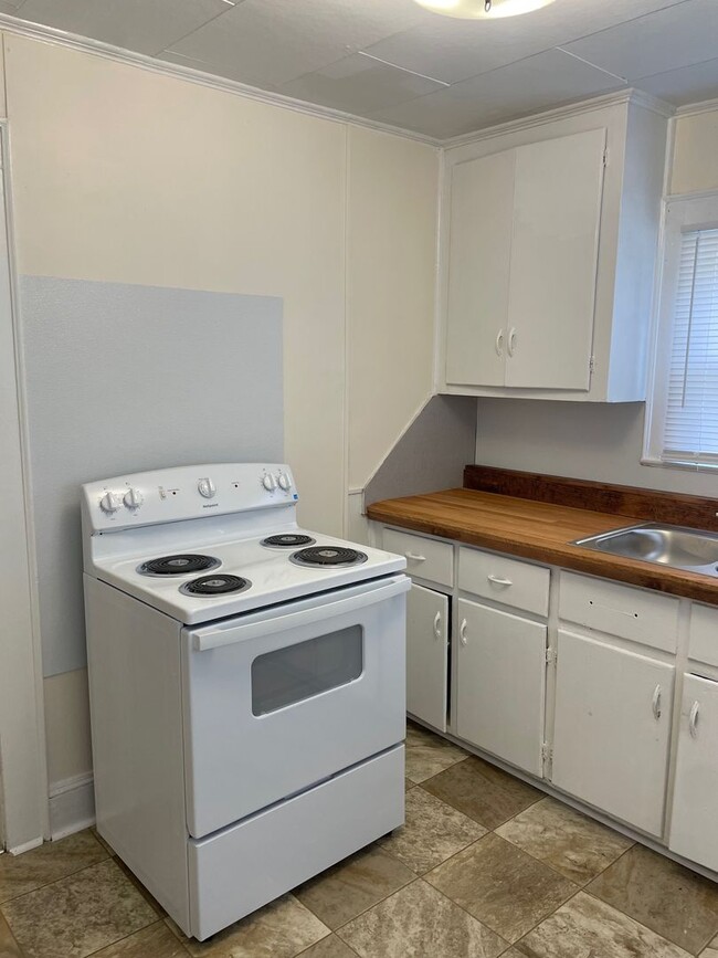 Building Photo - 3 BED, 1 BATH HOME
