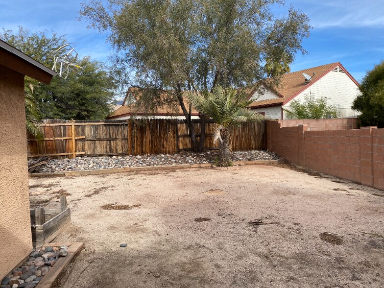 Building Photo - 7840 N Viewpointe Cir