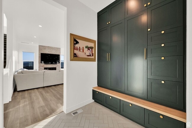 Building Photo - 1722 Oakridge Cir