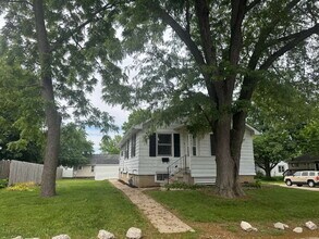 Building Photo - 2-bedroom, 1-bath single-family home located on Ottawa's south side