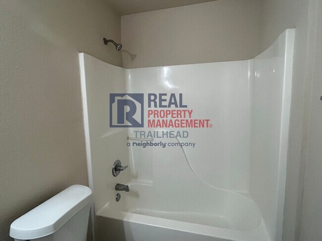 Building Photo - Welcoming - 3 Bed/2 Bath - Move In Ready!