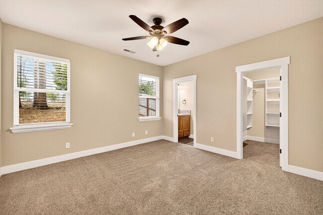 Building Photo - 3-bedroom, 2-bathroom home nestled in the ...