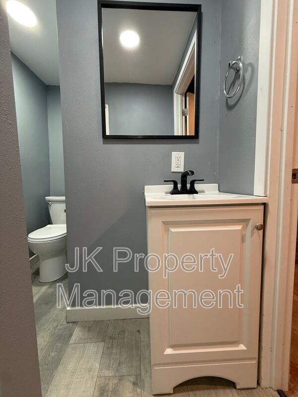 Building Photo - 1512 3rd Ave N