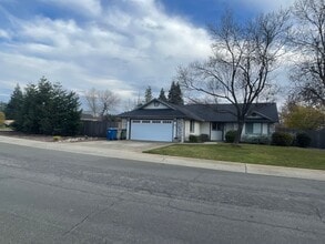 Building Photo - 3 BED 2 BATH HOUSE WITH FENCED BACKYARD IN THE COUNTRY HEIGHTS SUBDIVISION