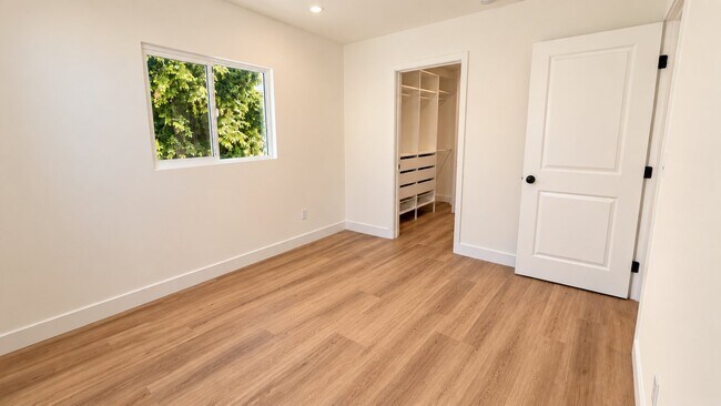 Building Photo - 4380 Huntington Dr S