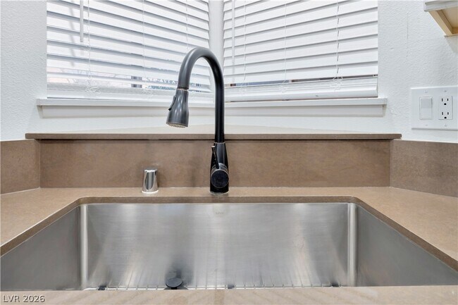 Building Photo - 105 Marigold Ln