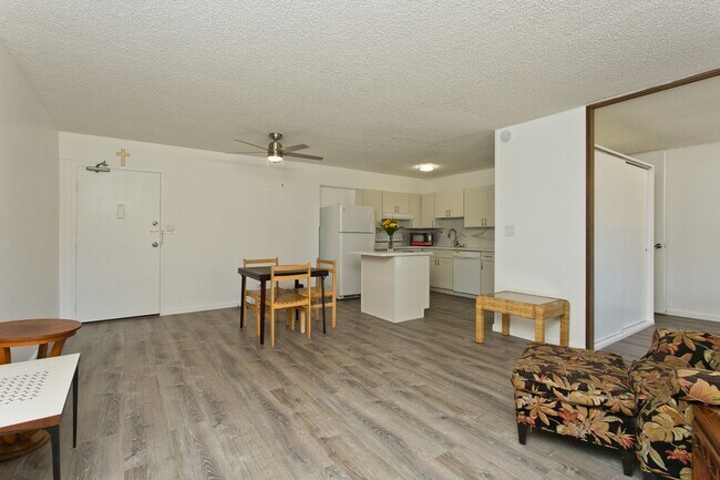 Building Photo - Waikiki 2 BD 1 Gated PRK w/ Washer/Dryer in Unit