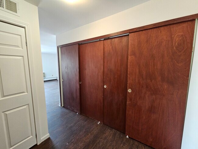 Building Photo - 2250 N Lincoln Ave