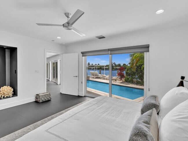 Building Photo - 1640 NE 43rd St