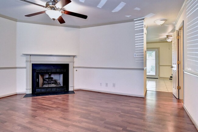 Building Photo - Nicely Updated Townhome