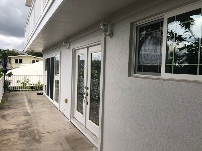 Building Photo - Private Duplex Home Across from Kahala Mall