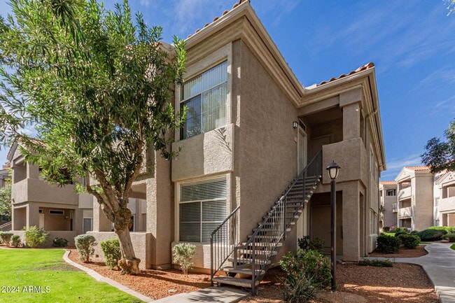 Building Photo - Immaculate Lakewood Community Condo