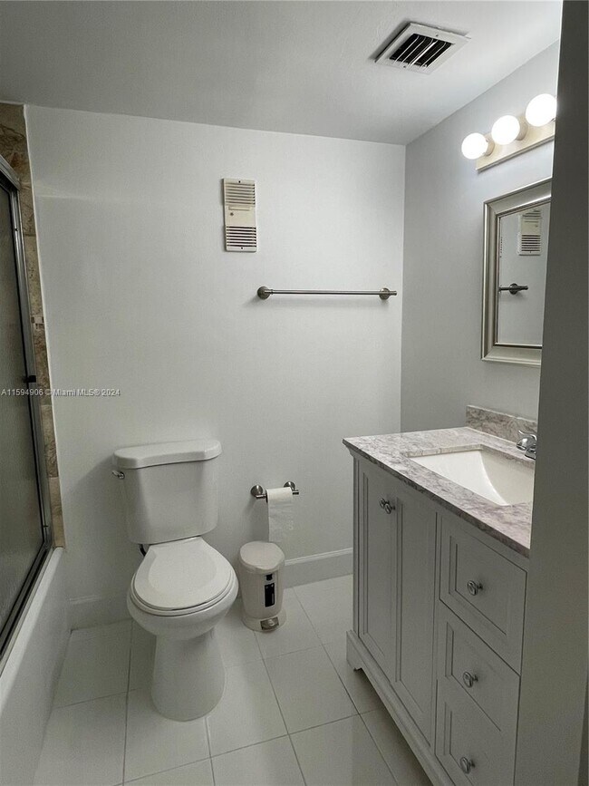 Building Photo - 250 Jacaranda Dr