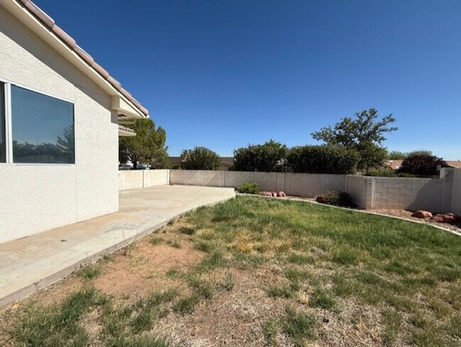 Building Photo - Occupied Do Not Disturb Tenant 3 Bedroom Plus Den & 2 Bath home Contact Property Pros Property Ma...