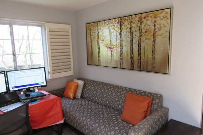 Building Photo - Beautiful 3 Bed/2.5 Bath Townhome